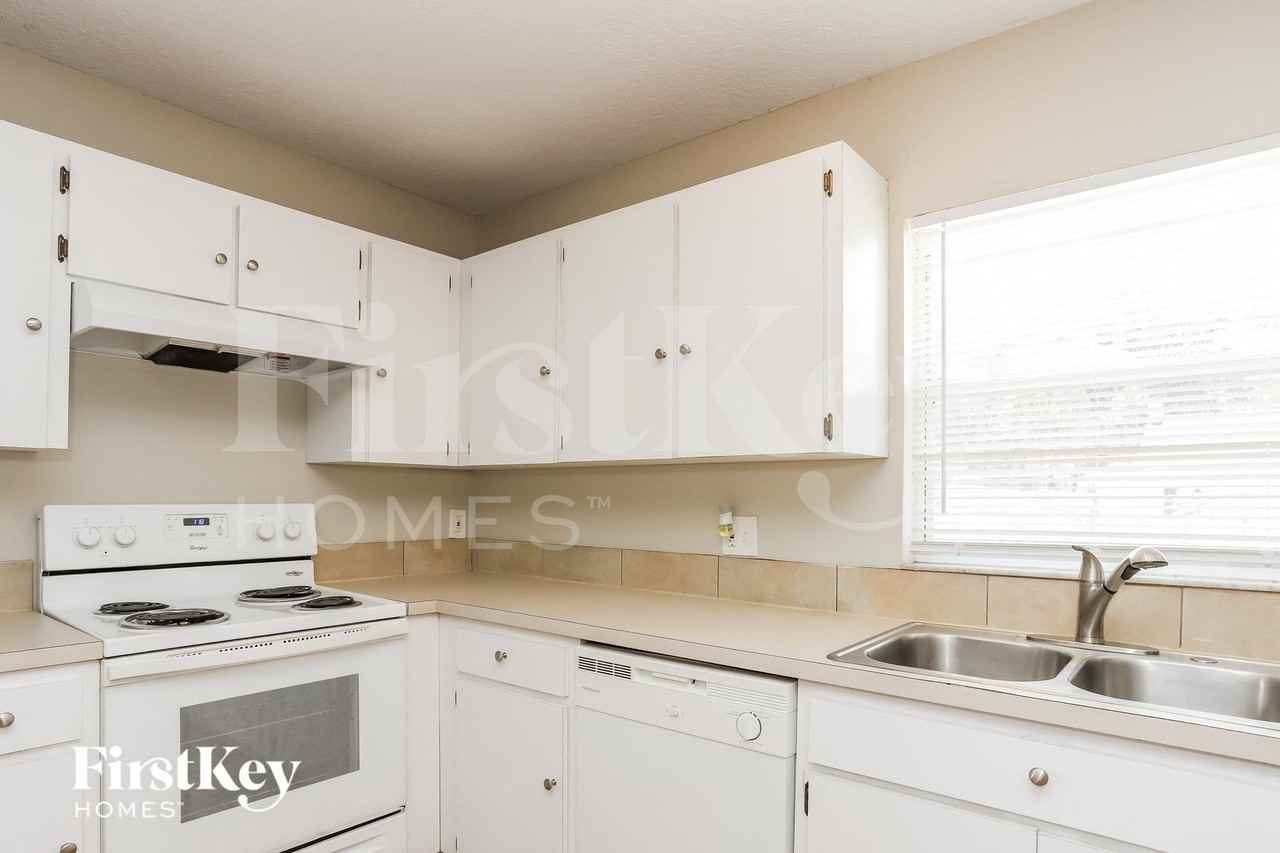 1210 E Palifox St - Photo 5 of 15