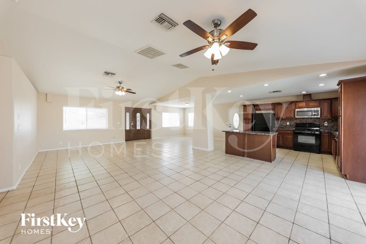 11740 N 80th Dr - Photo 4 of 16