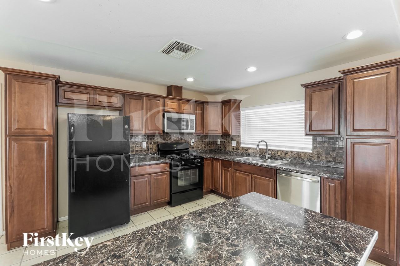 11740 N 80th Dr - Photo 6 of 16