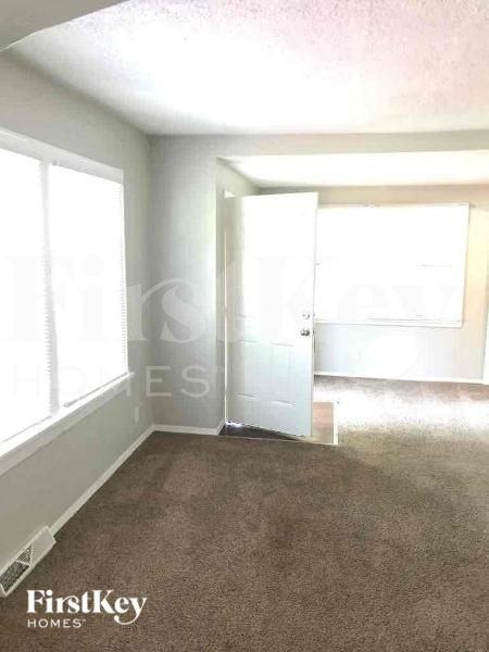 1146 Hinckley St - Photo 3 of 12
