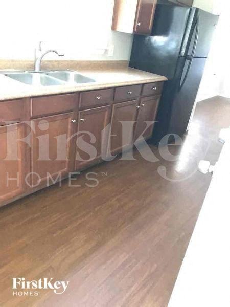 1146 Hinckley St - Photo 4 of 12