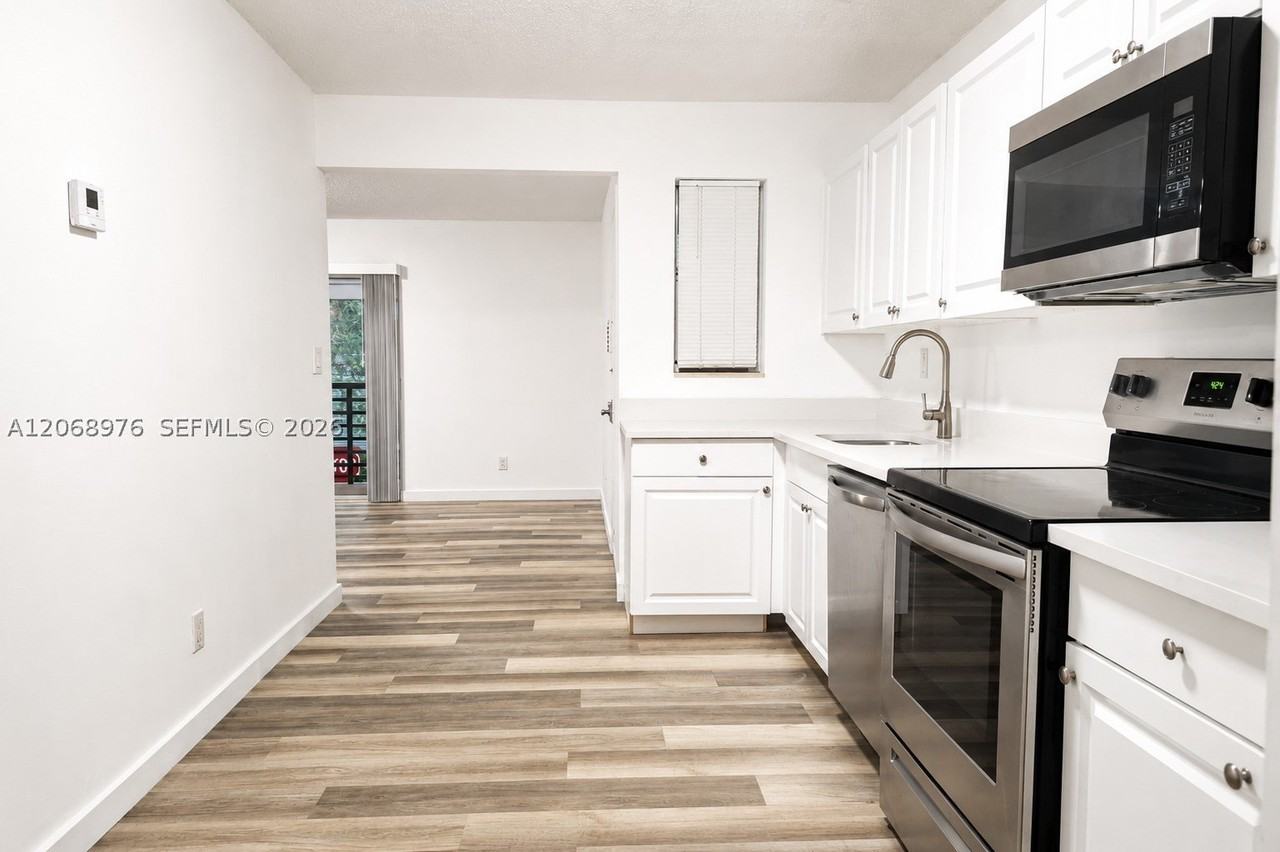 411 Se 10th St #4 - Photo 3 of 20