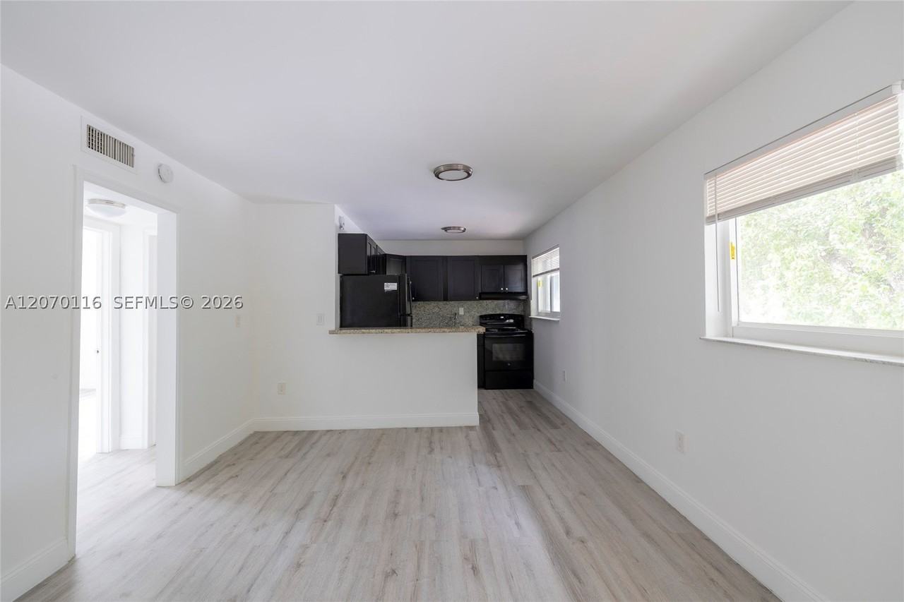 1091 Sw 4th St #2 - Photo 3 of 20