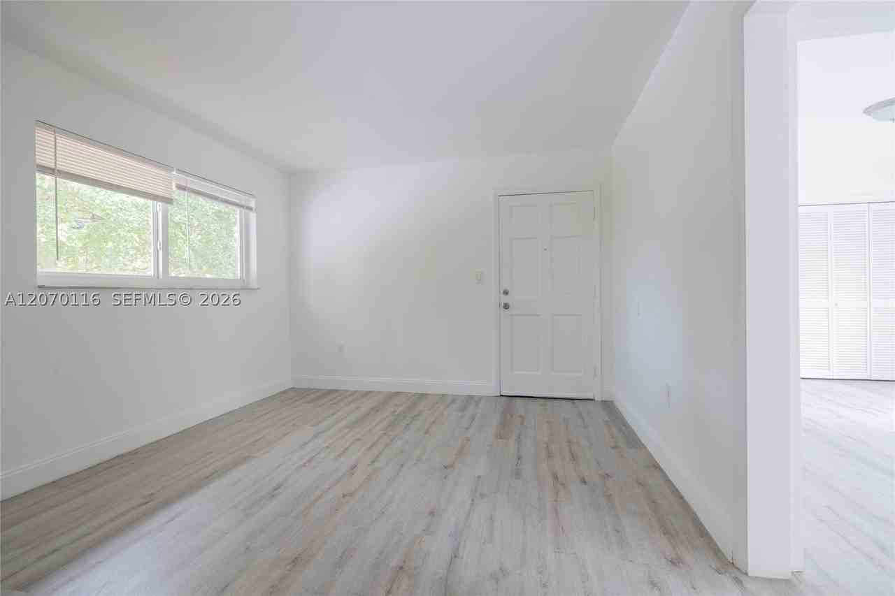 1091 Sw 4th St #2 - Photo 4 of 20