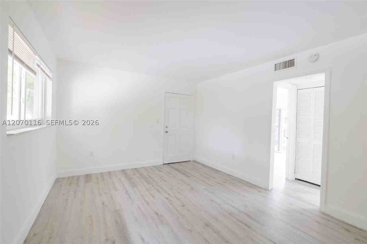 1091 Sw 4th St #2 - Photo 5 of 20