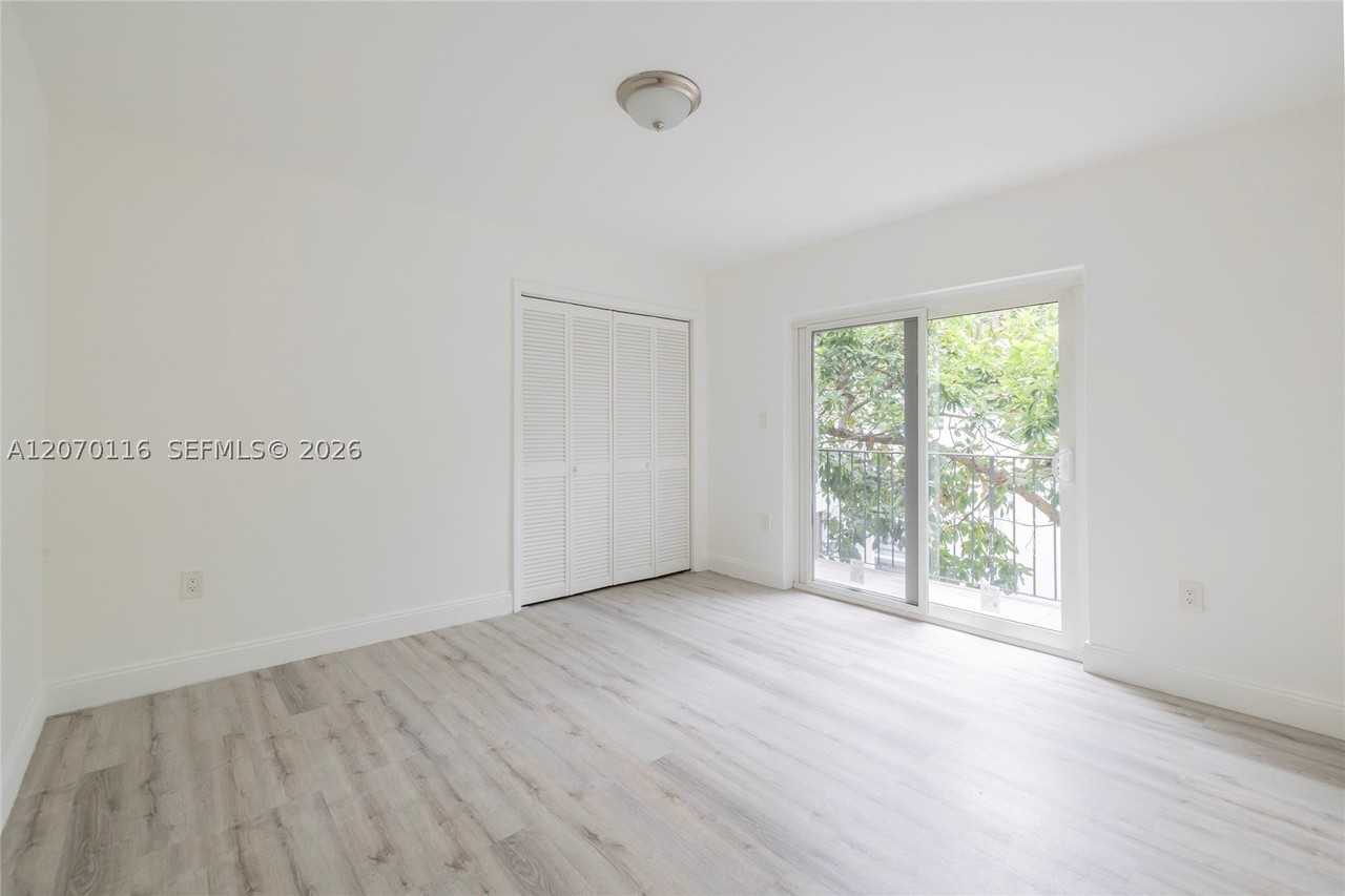 1091 Sw 4th St #2 - Photo 6 of 20