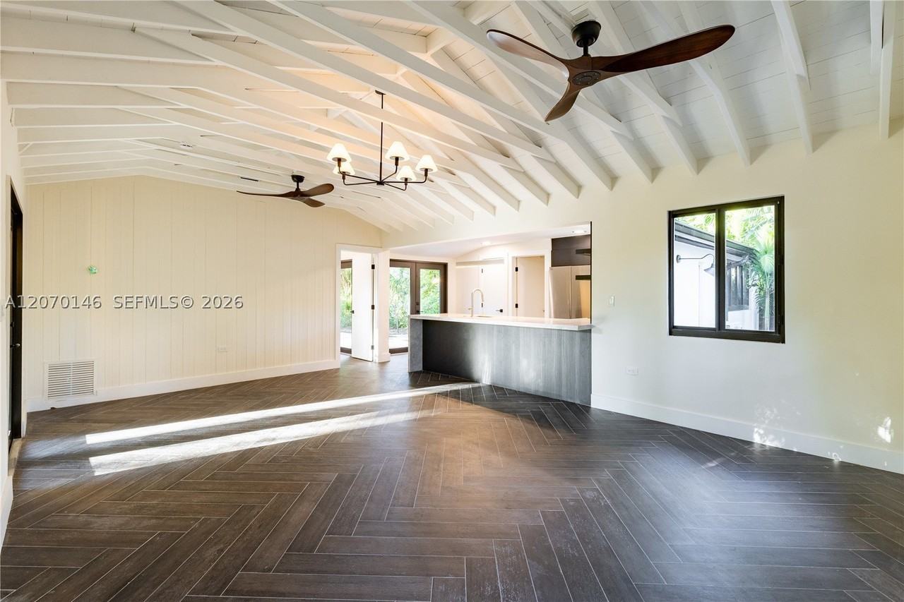 10901 Ne 3rd Ave - Photo 4 of 32