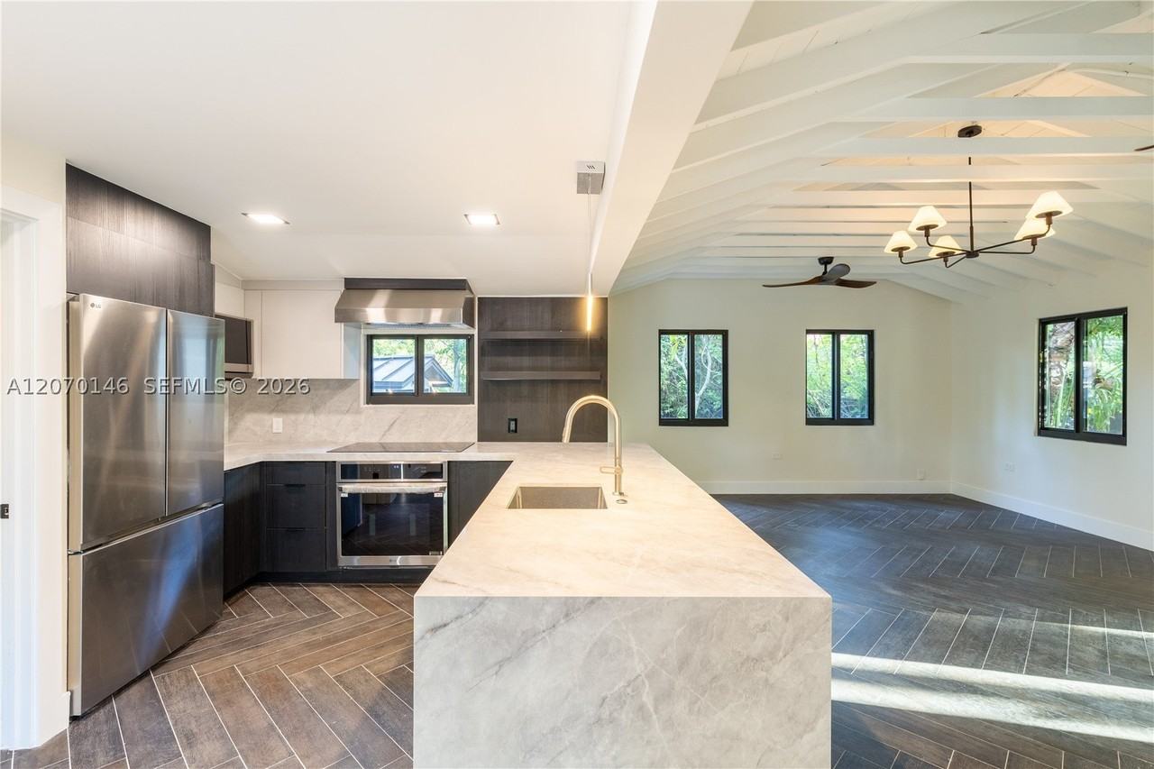 10901 Ne 3rd Ave - Photo 6 of 32