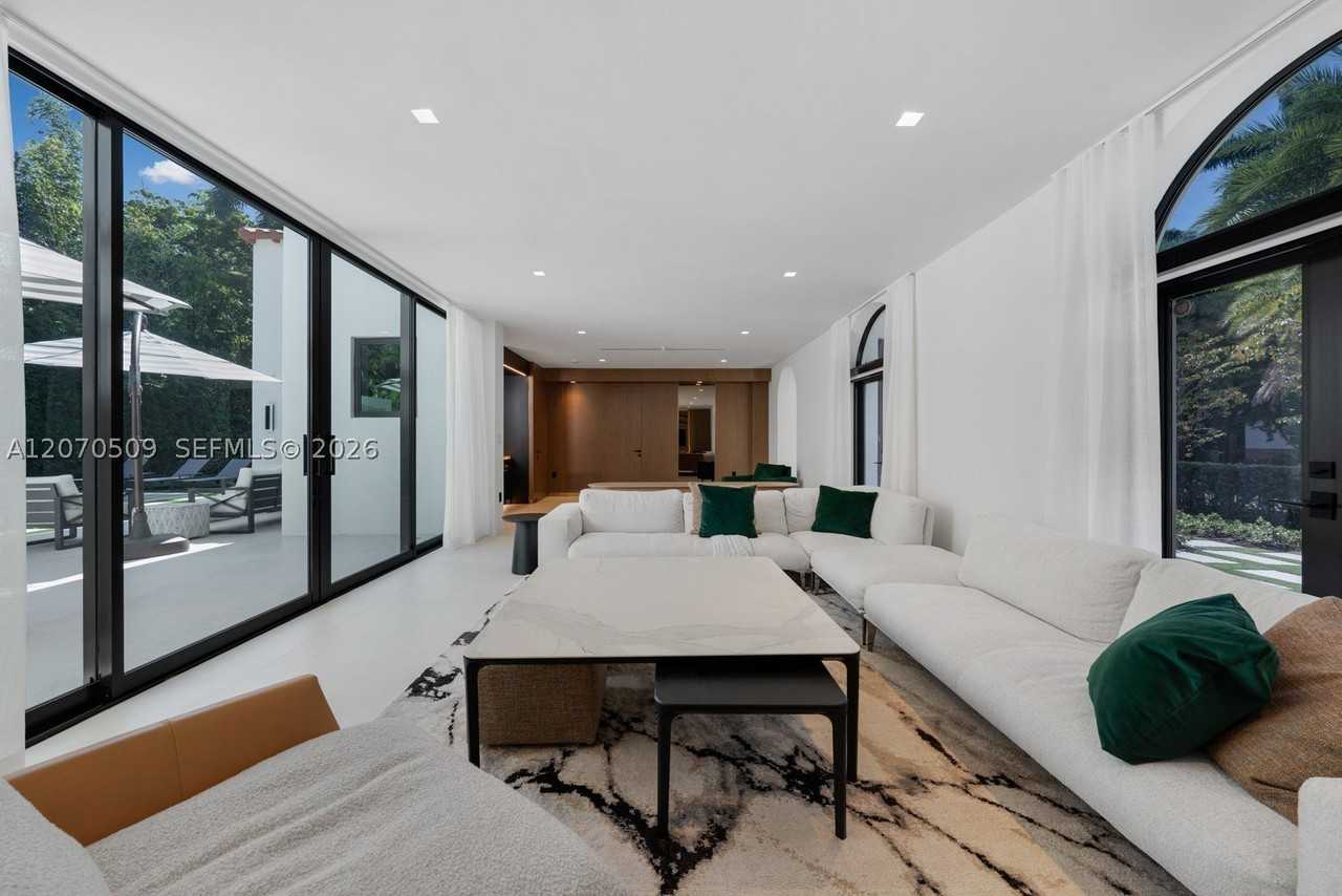 921 Ne 72nd St - Photo 5 of 28