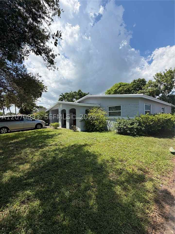 3631 Nw 9th St - Photo 2 of 9