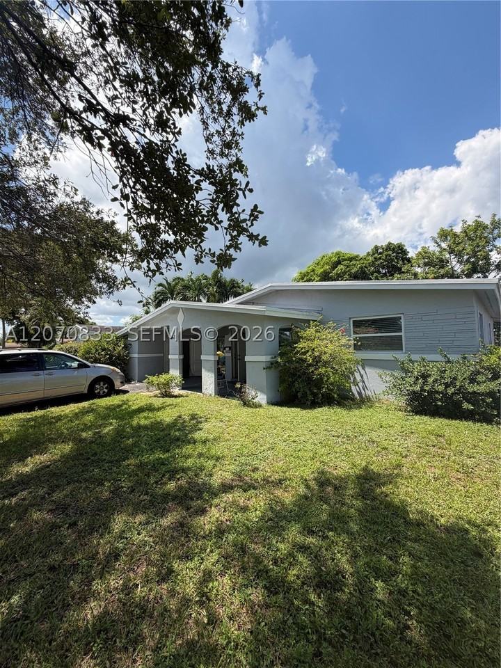 3631 Nw 9th St - Photo 3 of 9
