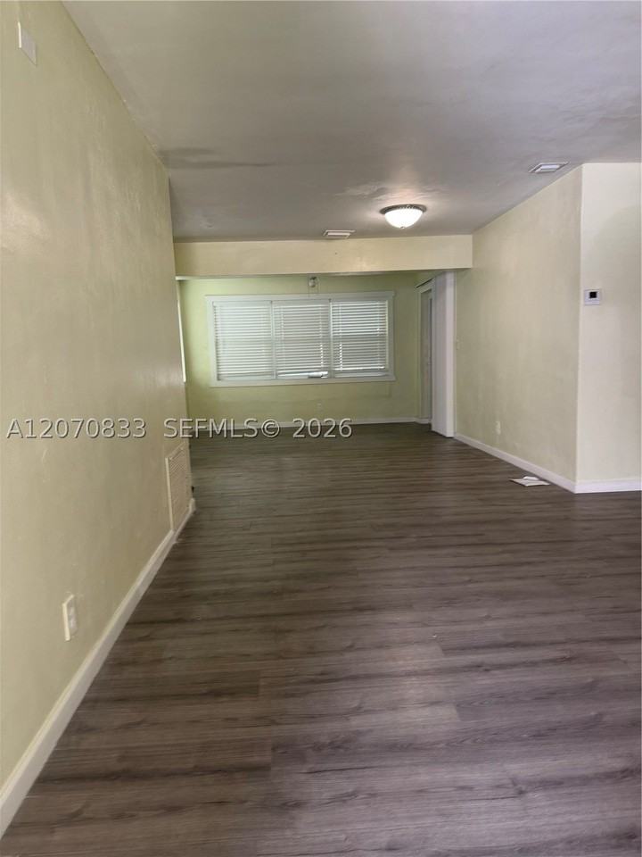3631 Nw 9th St - Photo 4 of 9