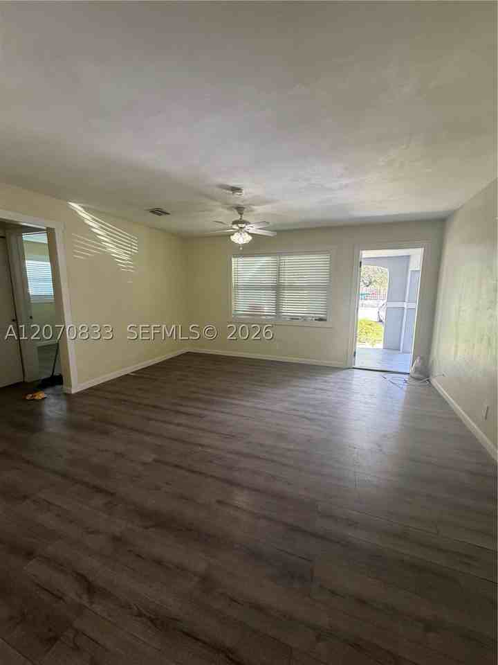 3631 Nw 9th St - Photo 5 of 9
