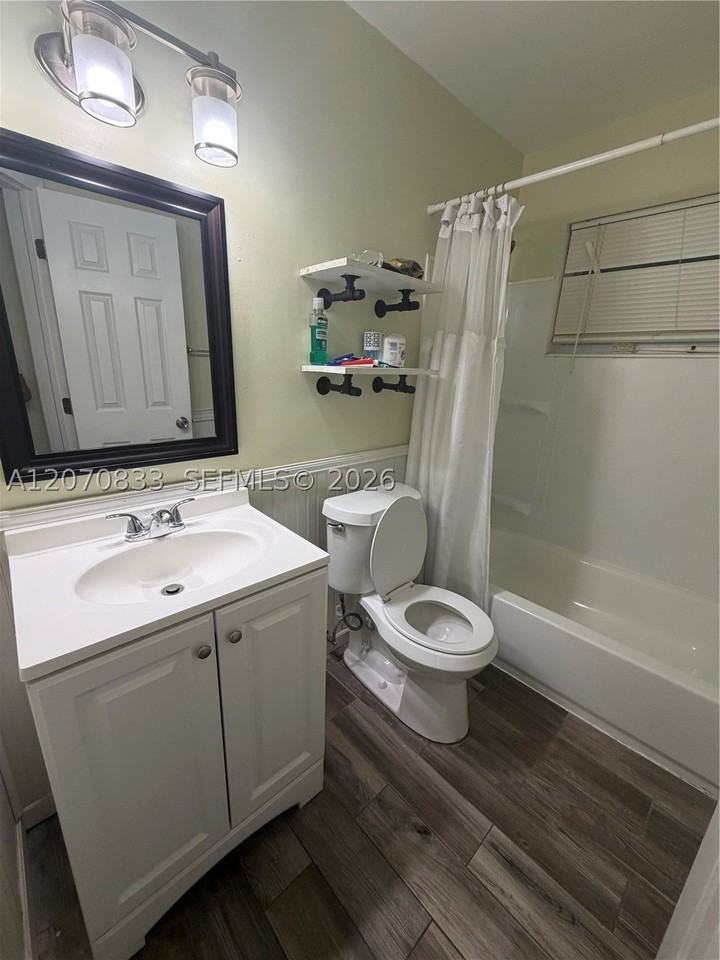 3631 Nw 9th St - Photo 7 of 9