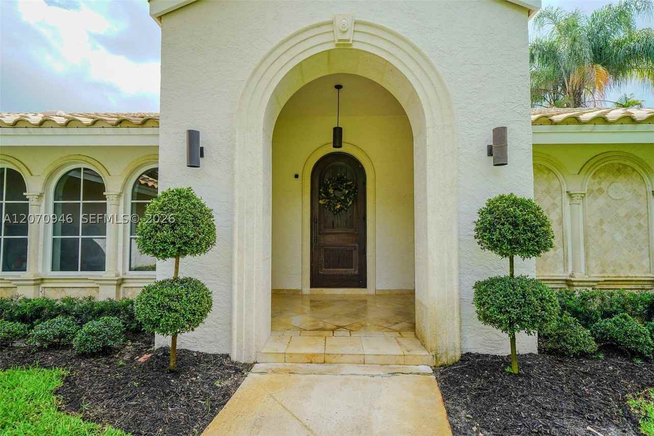 8134 Twin Lake Dr - Photo 2 of 17