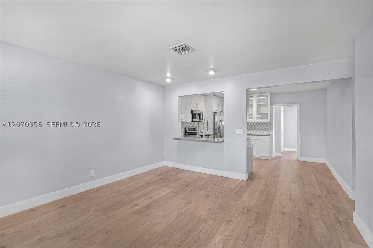 5001 Sw 92nd Ter - Photo 4 of 25