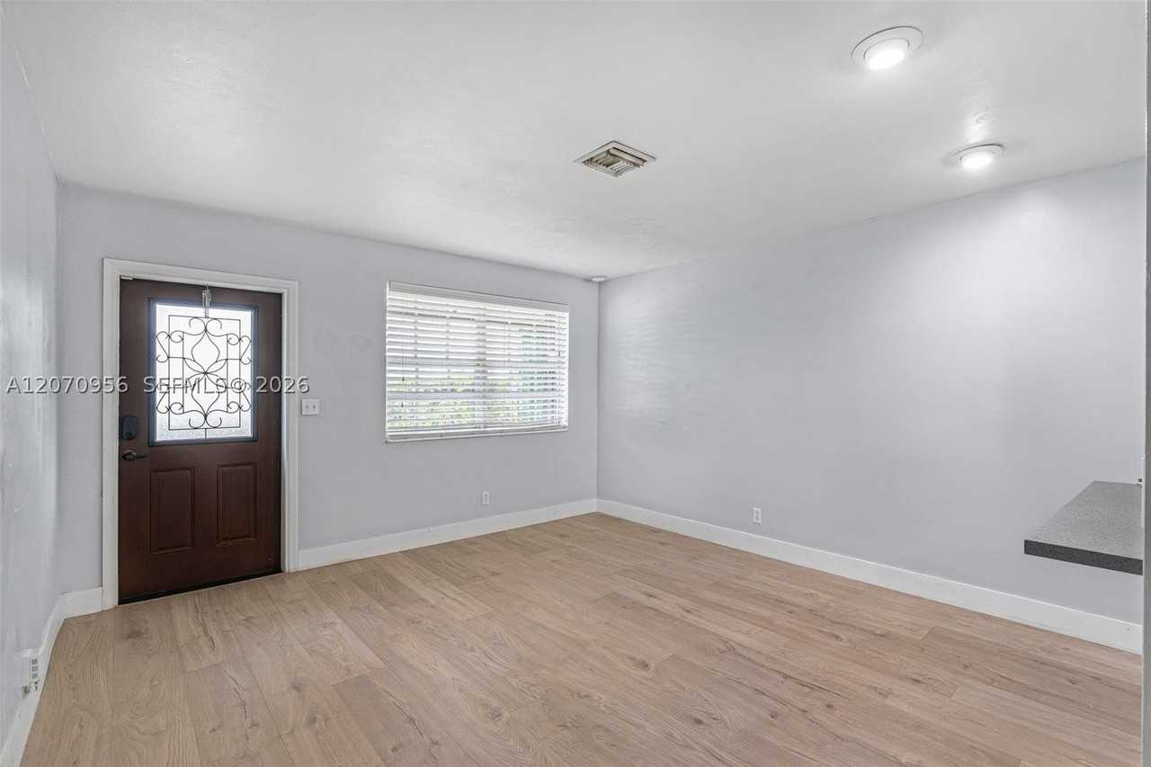 5001 Sw 92nd Ter - Photo 5 of 25