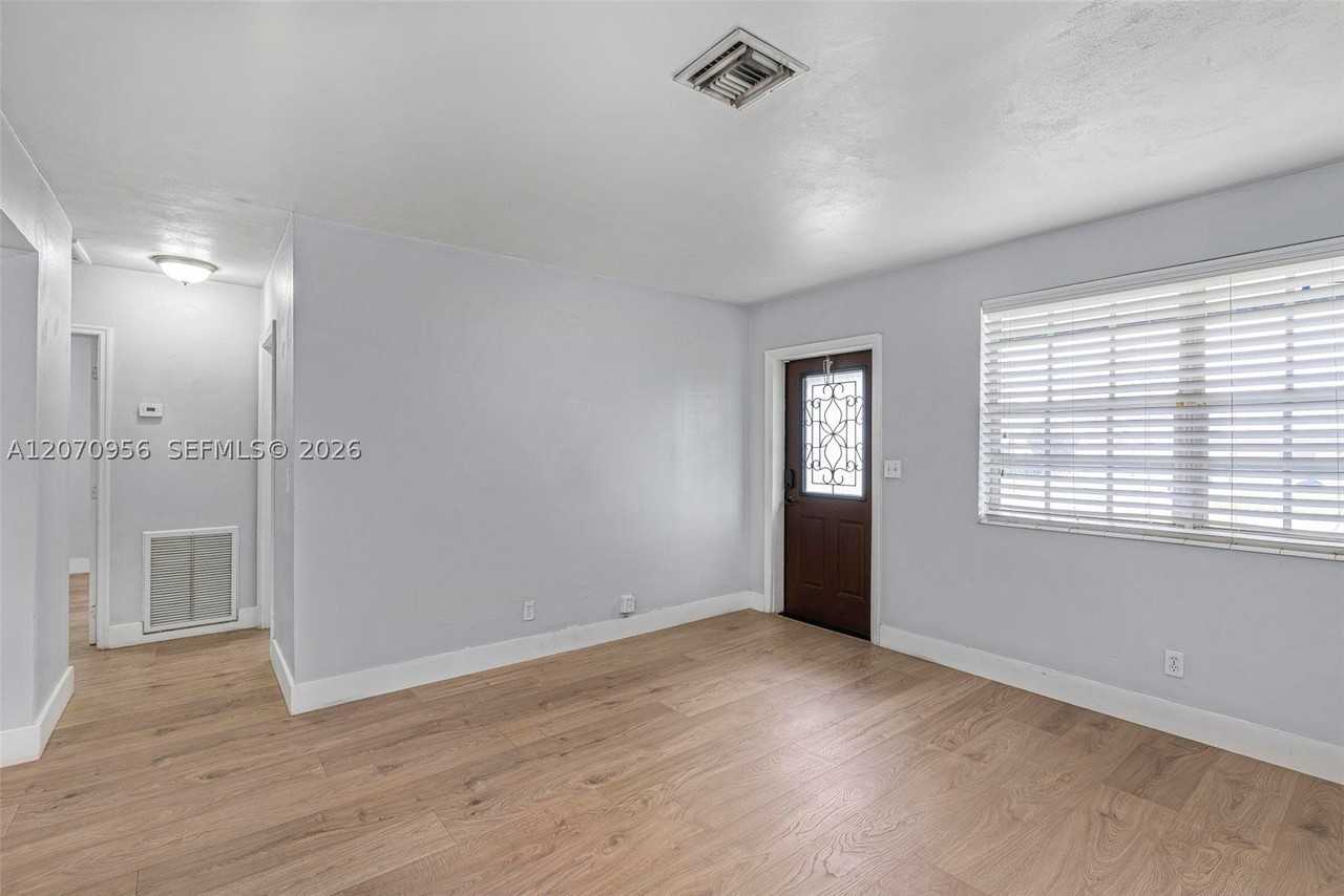 5001 Sw 92nd Ter - Photo 6 of 25