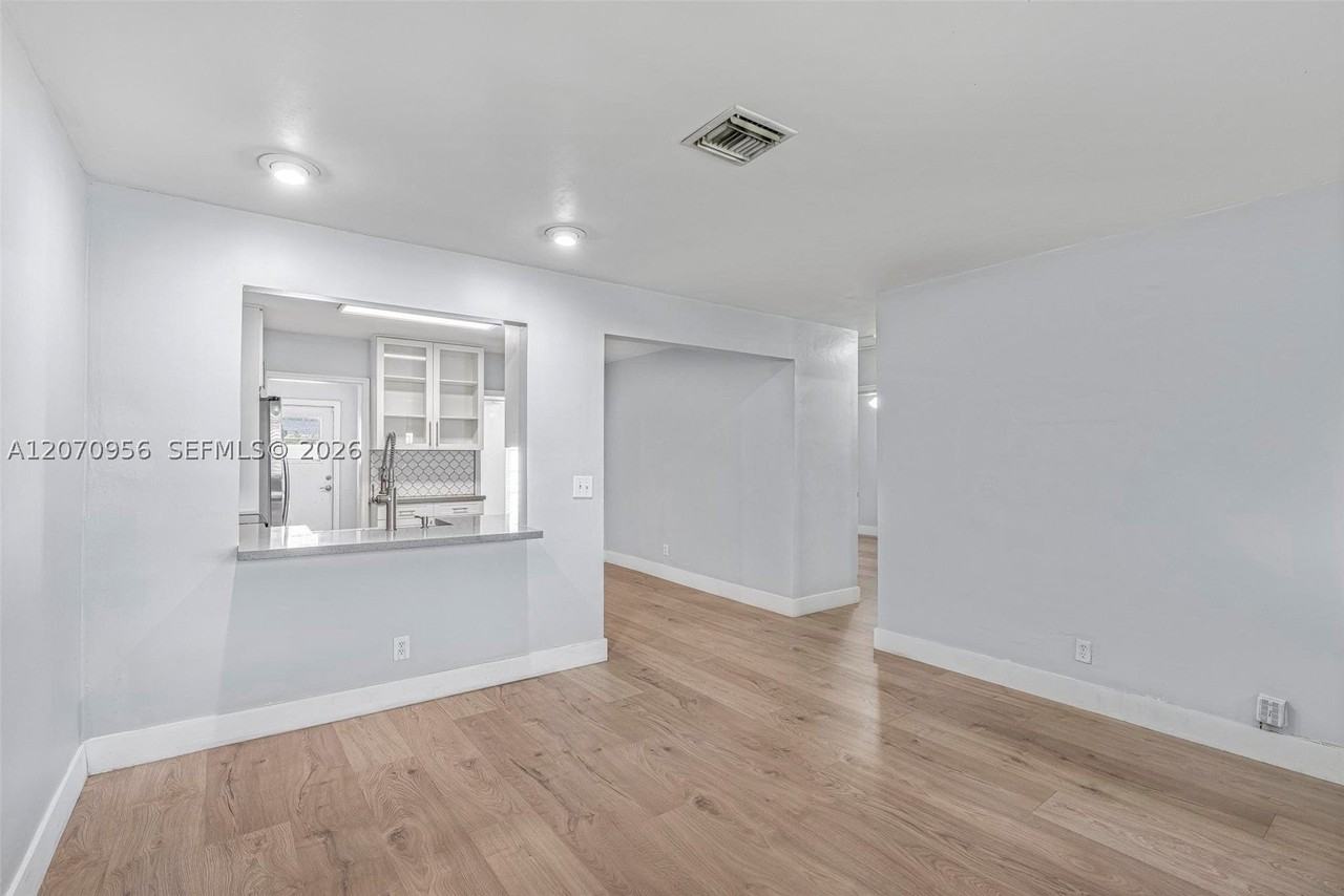 5001 Sw 92nd Ter - Photo 7 of 25