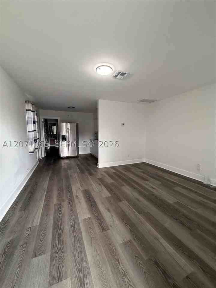 706 S F St #N - Photo 2 of 5