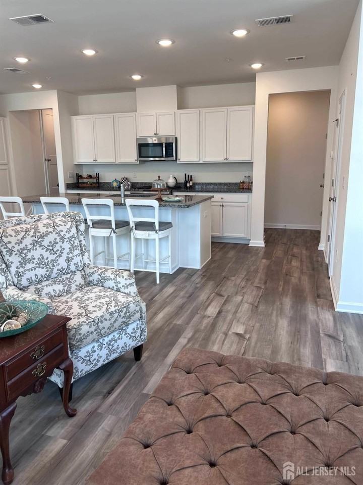 735 Station Rd - Photo 7 of 38