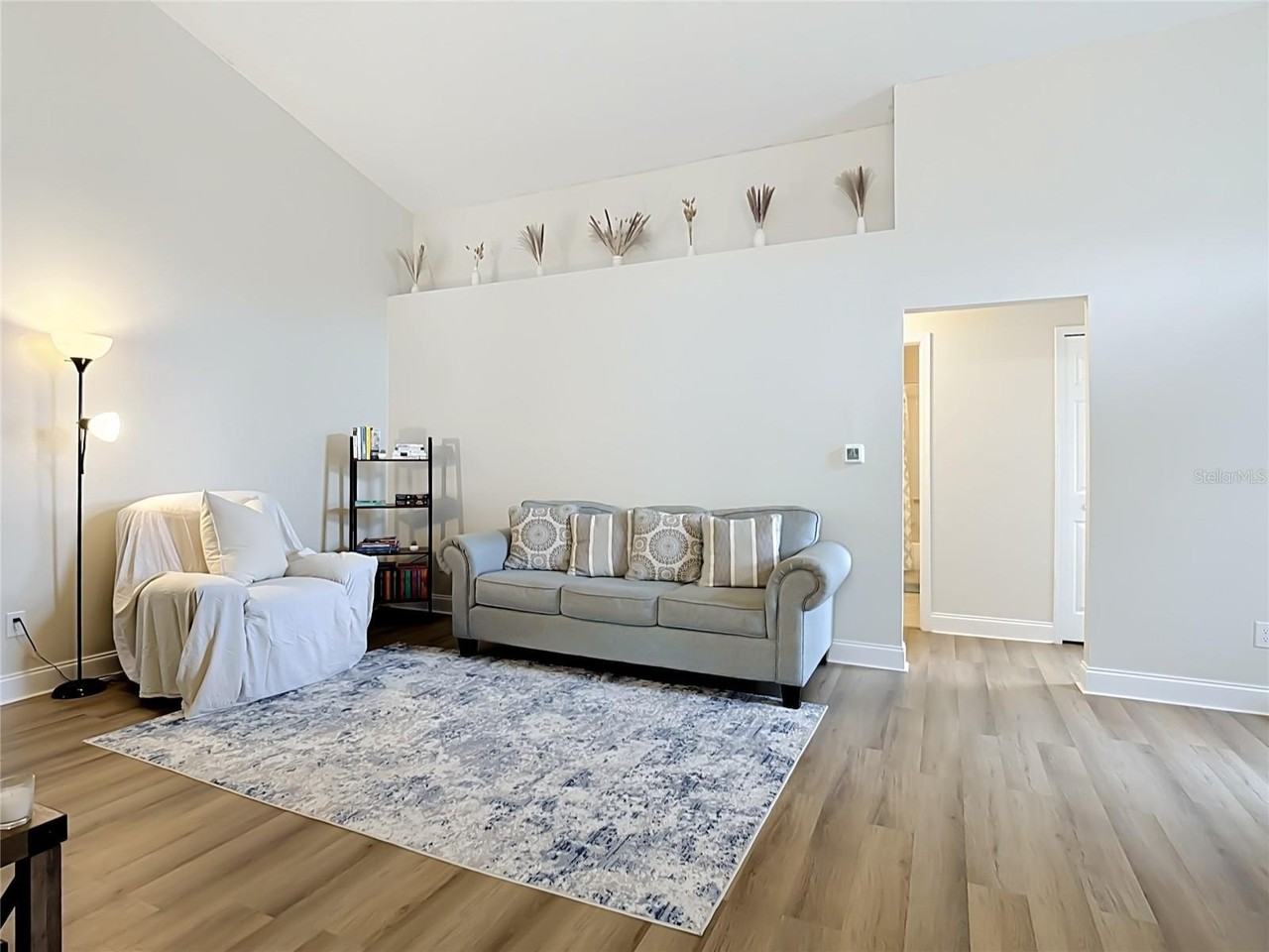 1128 Pinedale Dr - Photo 4 of 39