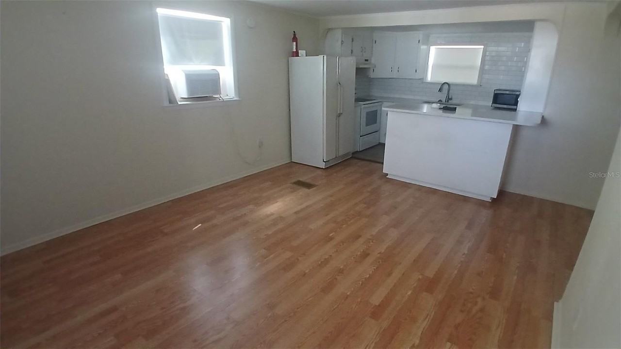 542 Division St - Photo 3 of 8