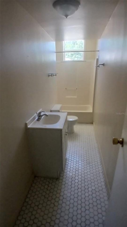 542 Division St - Photo 6 of 8