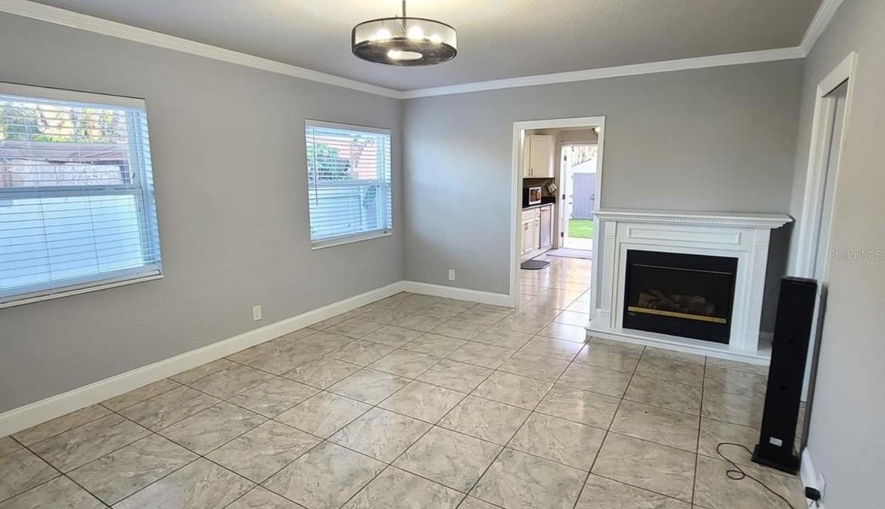 2306 W Saint Joseph St - Photo 4 of 16