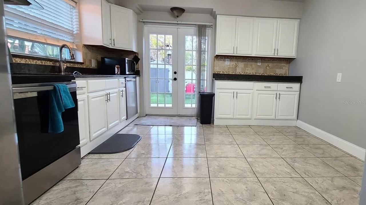 2306 W Saint Joseph St - Photo 5 of 16