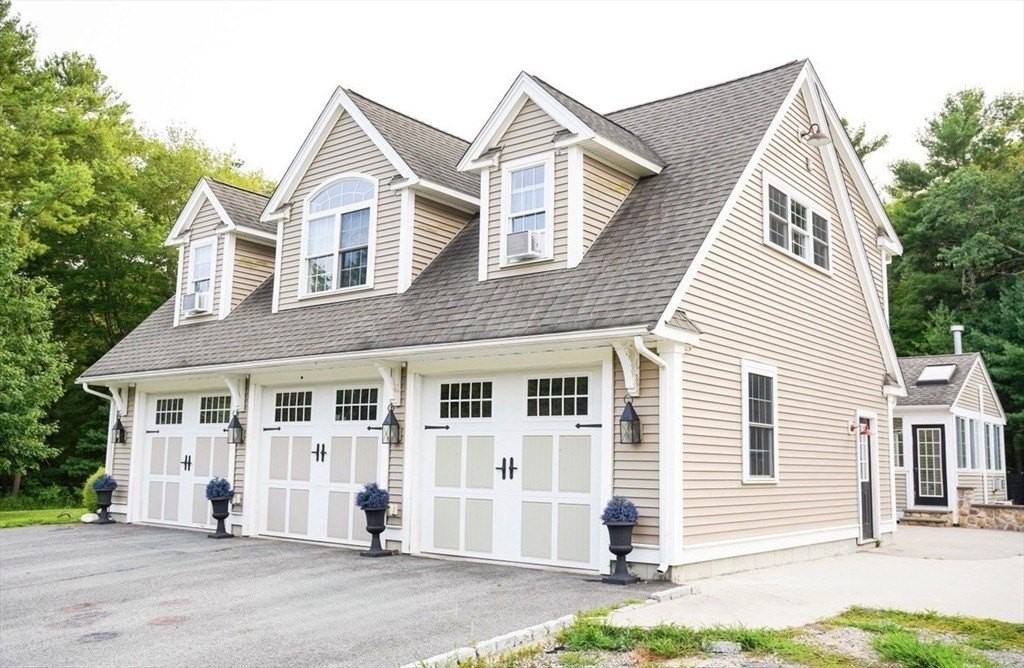 241 New Bedford Rd - Photo 6 of 34