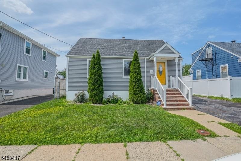 211 Bradford Ave - Photo 2 of 19