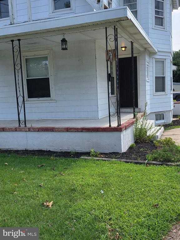 913 4th St N - Photo 2 of 8