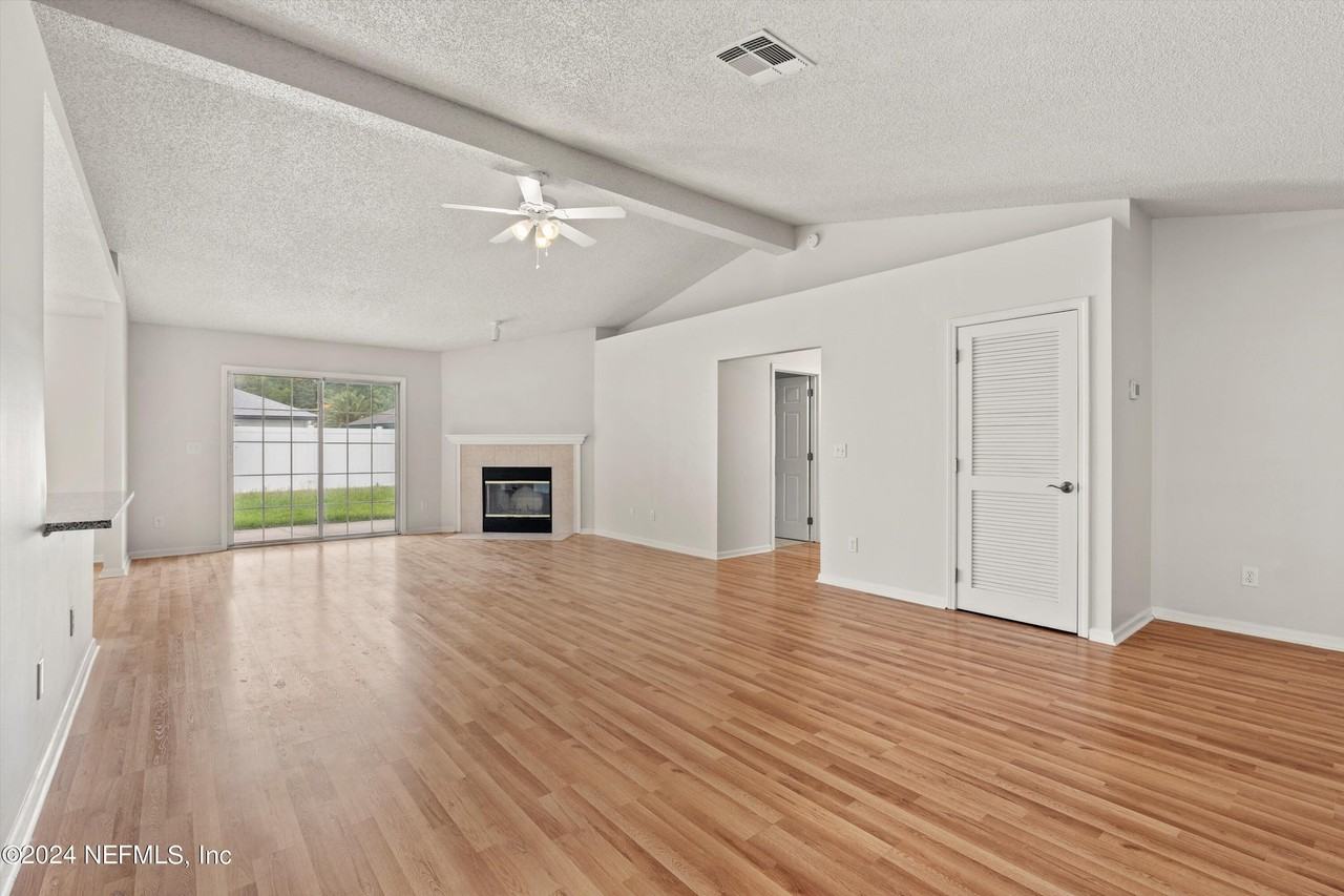12756 Bentwater Dr - Photo 4 of 25