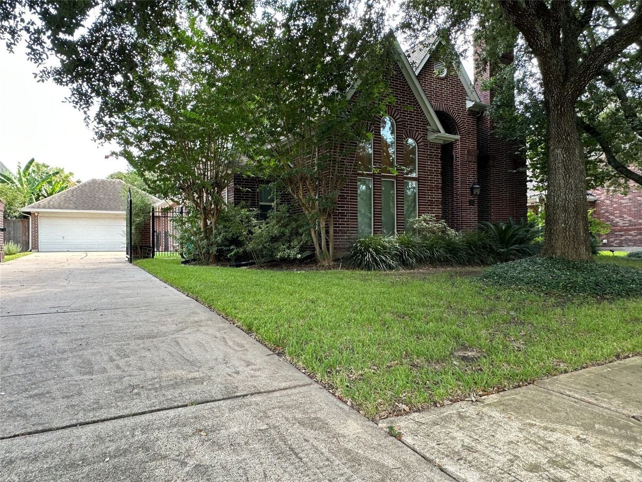 3206 Oakland Dr - Photo 3 of 45