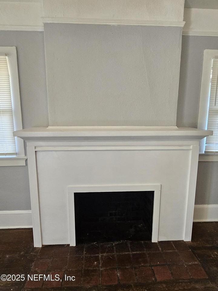 2536 Phyllis St - Photo 4 of 27