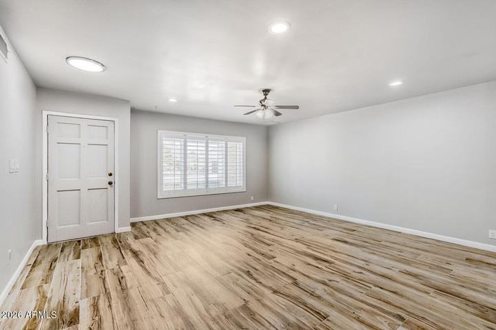 4932 W Mercer Ln - Photo 2 of 11