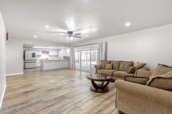 4932 W Mercer Ln - Photo 3 of 11