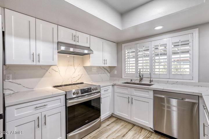 4932 W Mercer Ln - Photo 4 of 11