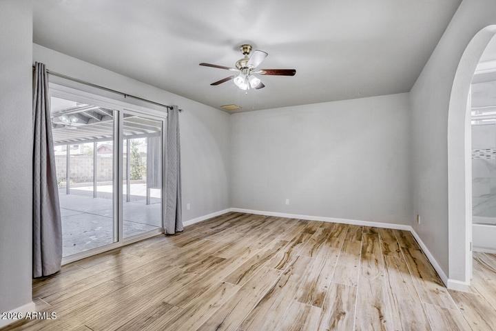 4932 W Mercer Ln - Photo 5 of 11