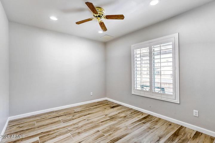 4932 W Mercer Ln - Photo 7 of 11