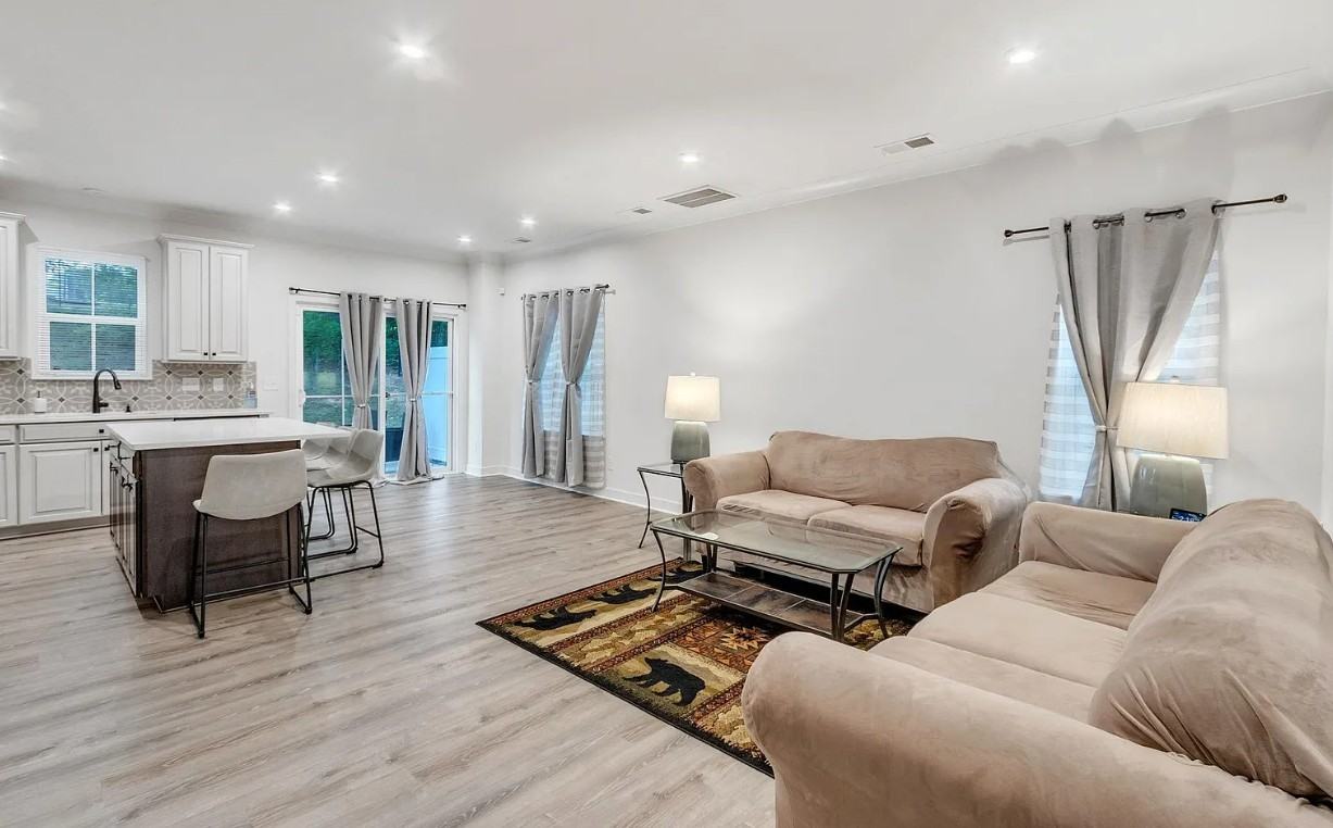 4 Connaught Ct #0 - Photo 5 of 21