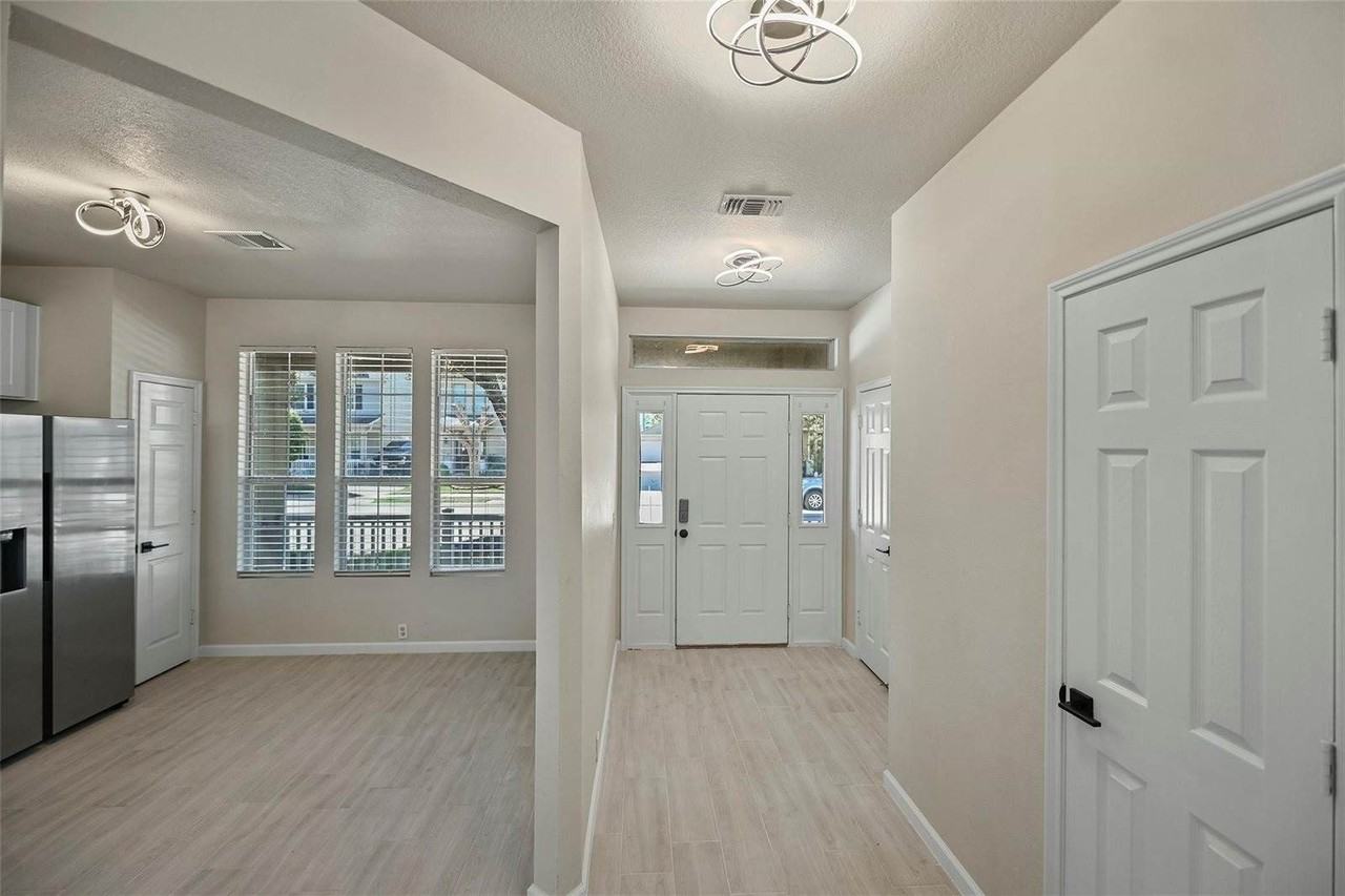 9718 Coyote Creek Dr - Photo 3 of 32