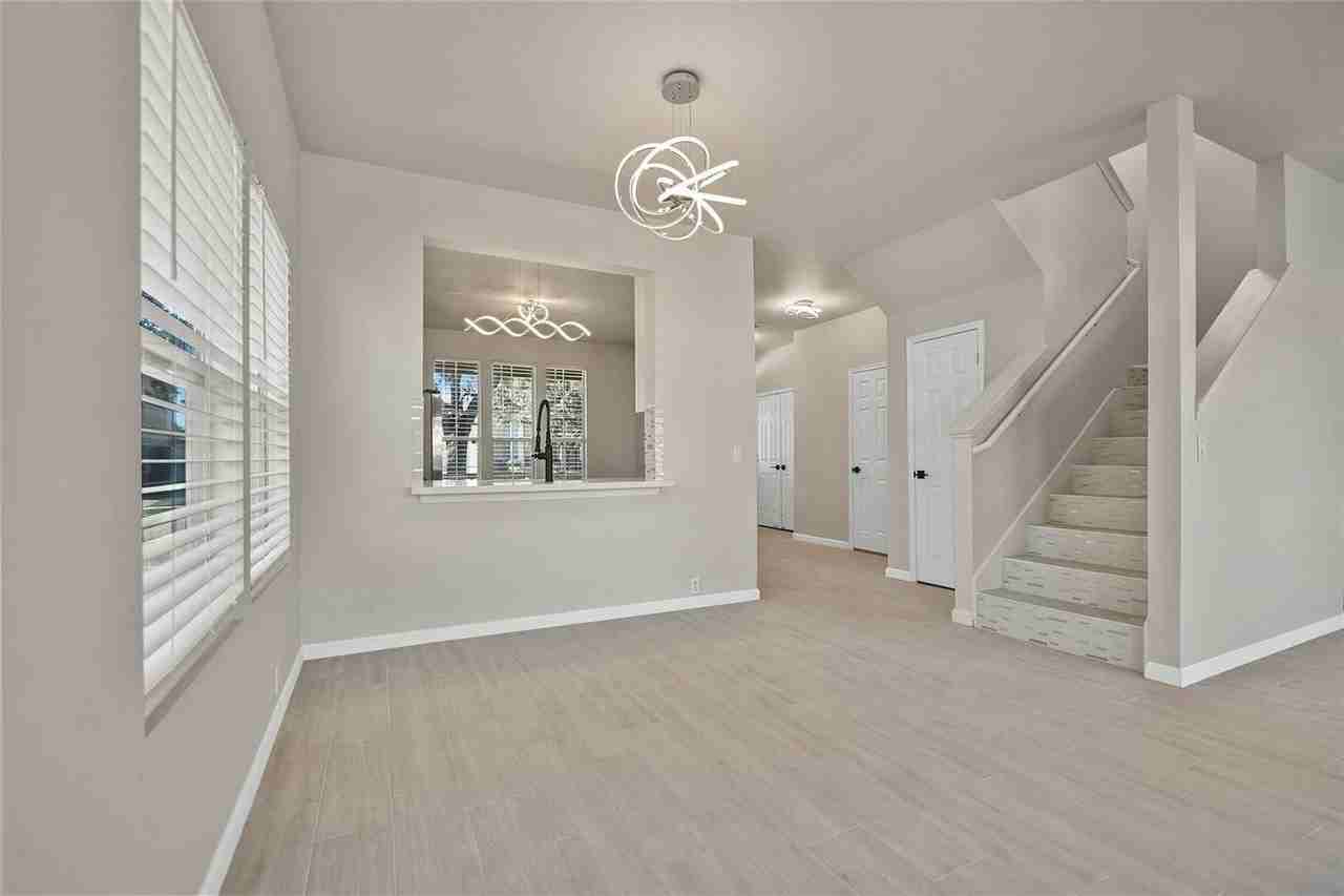 9718 Coyote Creek Dr - Photo 5 of 32