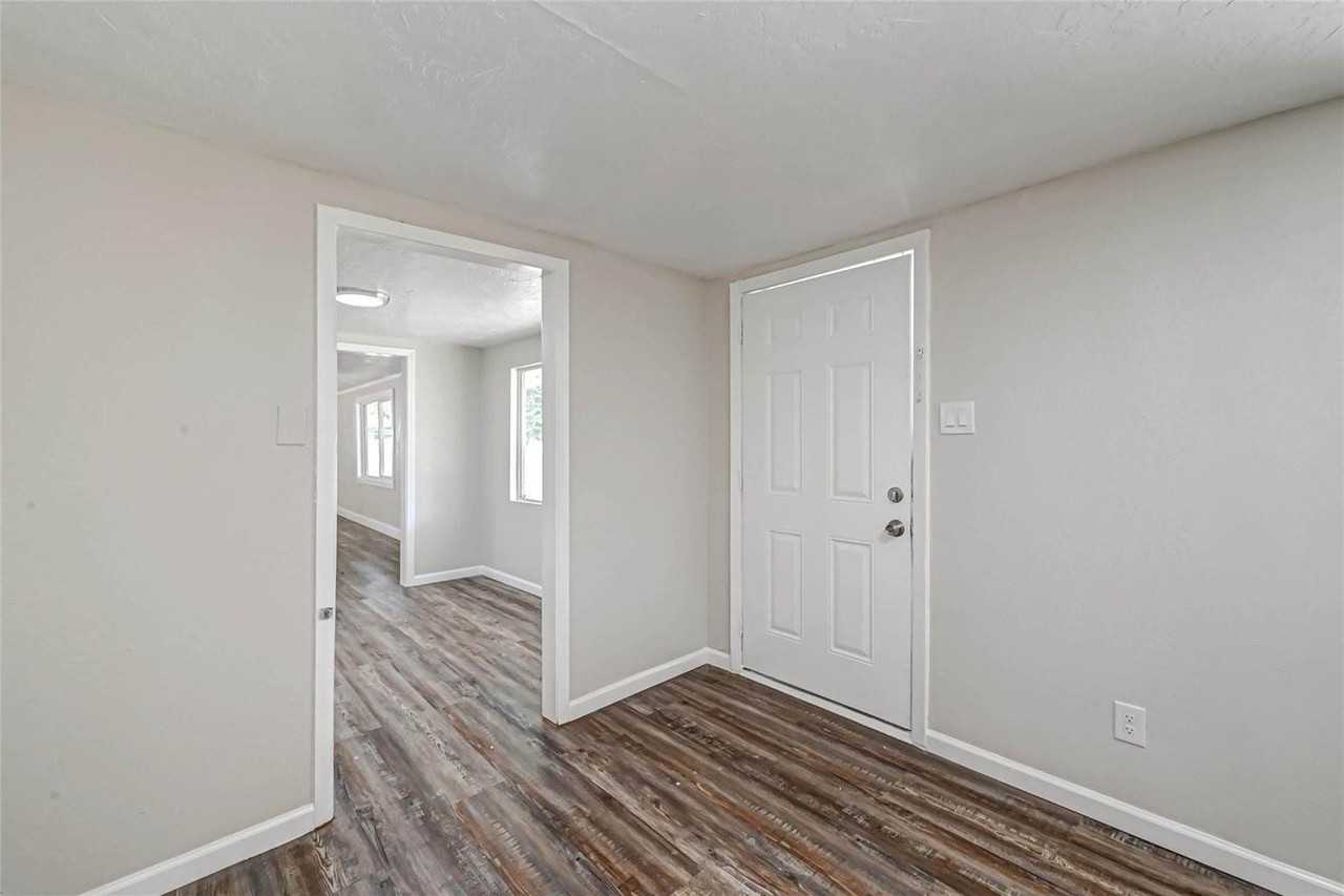 10694 Pine St - Photo 5 of 18