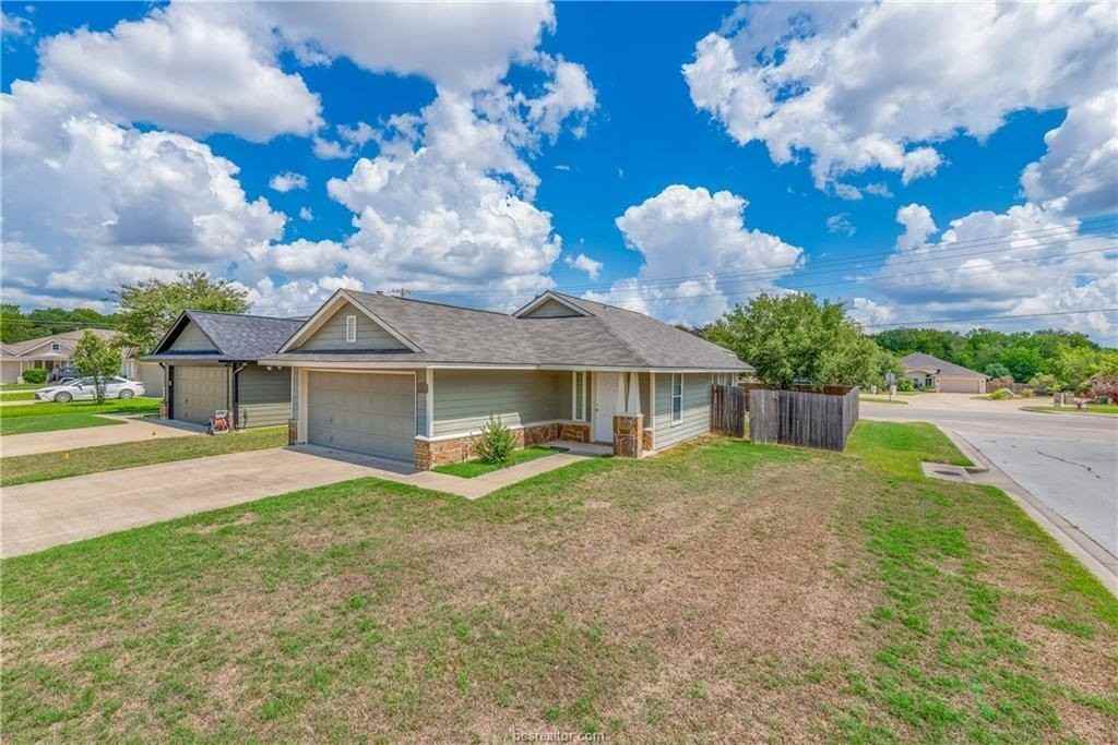 1033 Fallbrook Loop - Photo 2 of 16