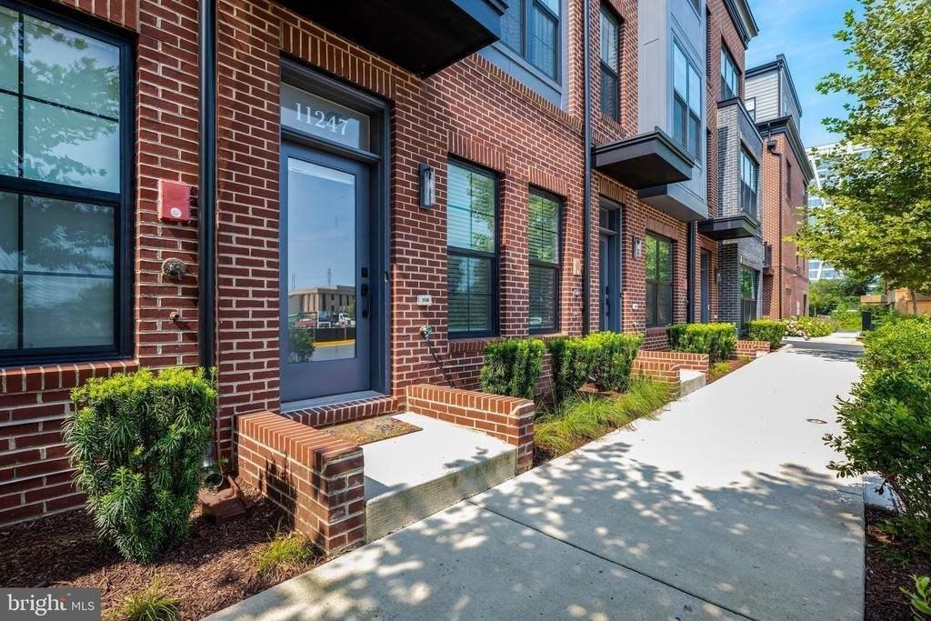 11247 Beaker St - Photo 3 of 50