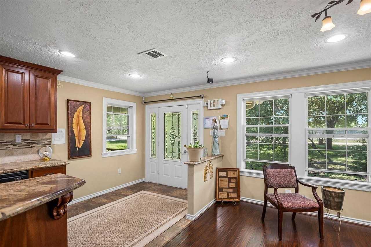 18718 Vickers Rd - Photo 4 of 42