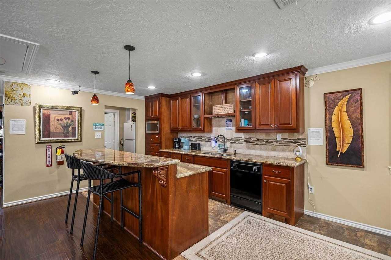 18718 Vickers Rd - Photo 6 of 42