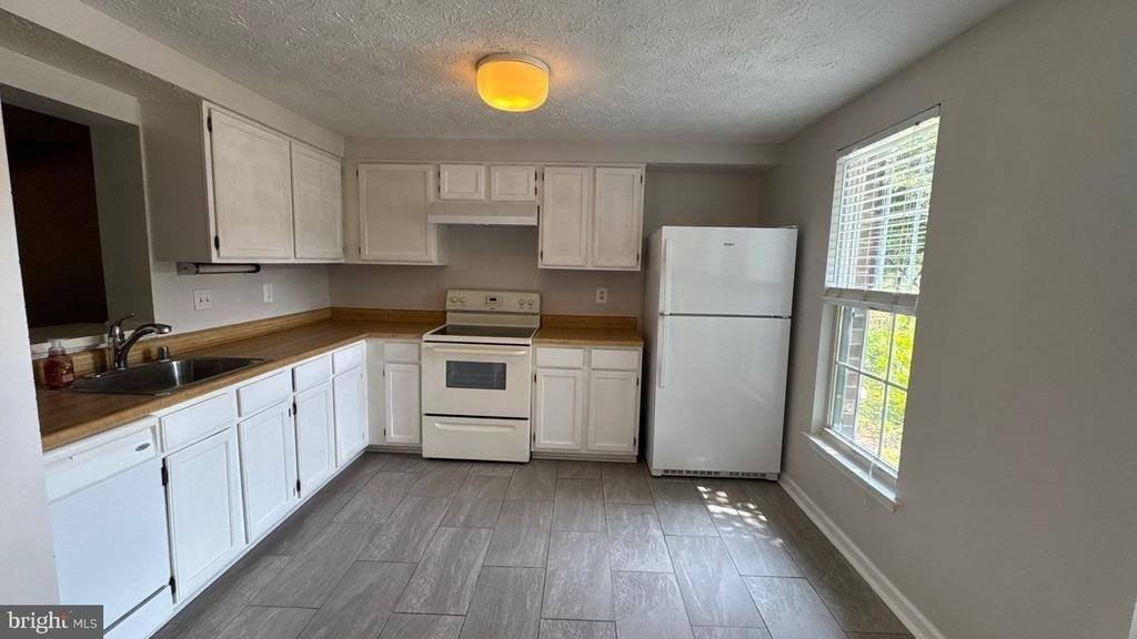10802 Beech Creek Dr - Photo 4 of 26